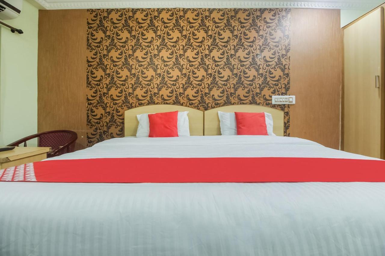 Oyo 70841 Hotel Anjali Residency Velur Exterior photo