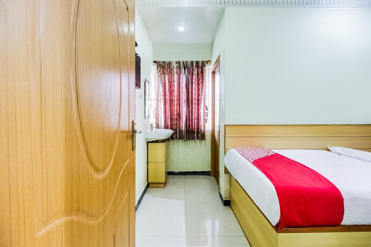 Oyo 70841 Hotel Anjali Residency Velur Exterior photo
